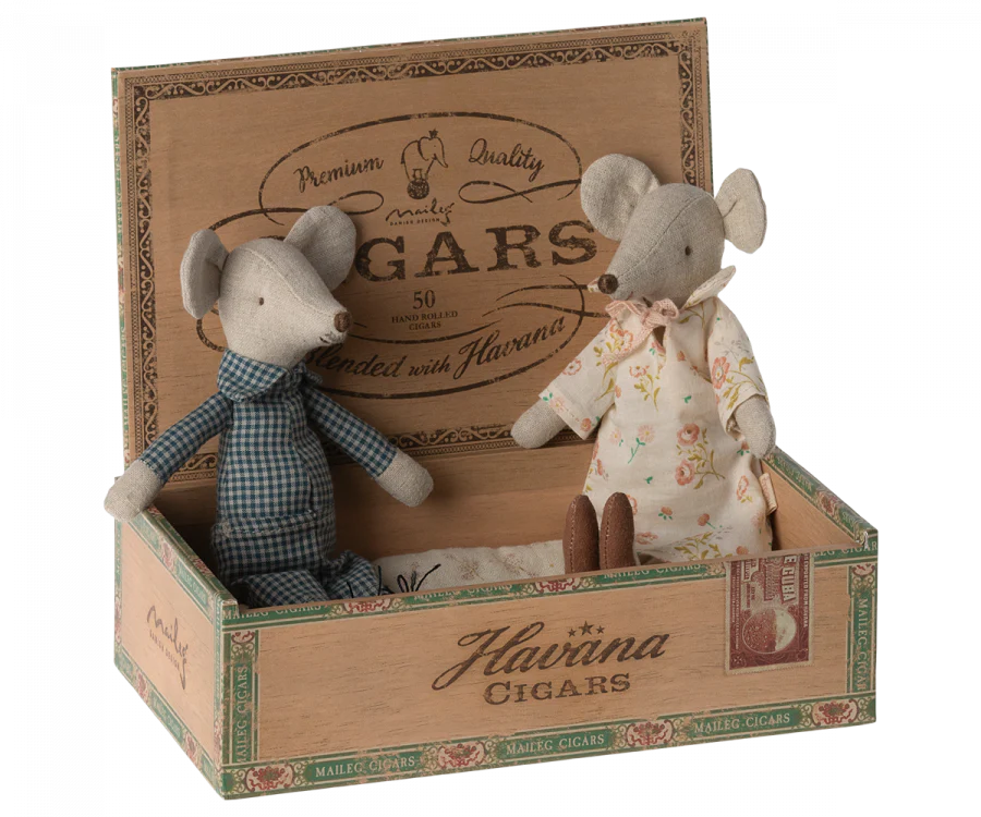 Grandma and Grandpa Mice In Cigarbox (3y+)